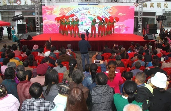 石台县2017“扶贫日”暨仙寓尚品农产品销售活动成功举办 文艺演出助力脱贫攻坚