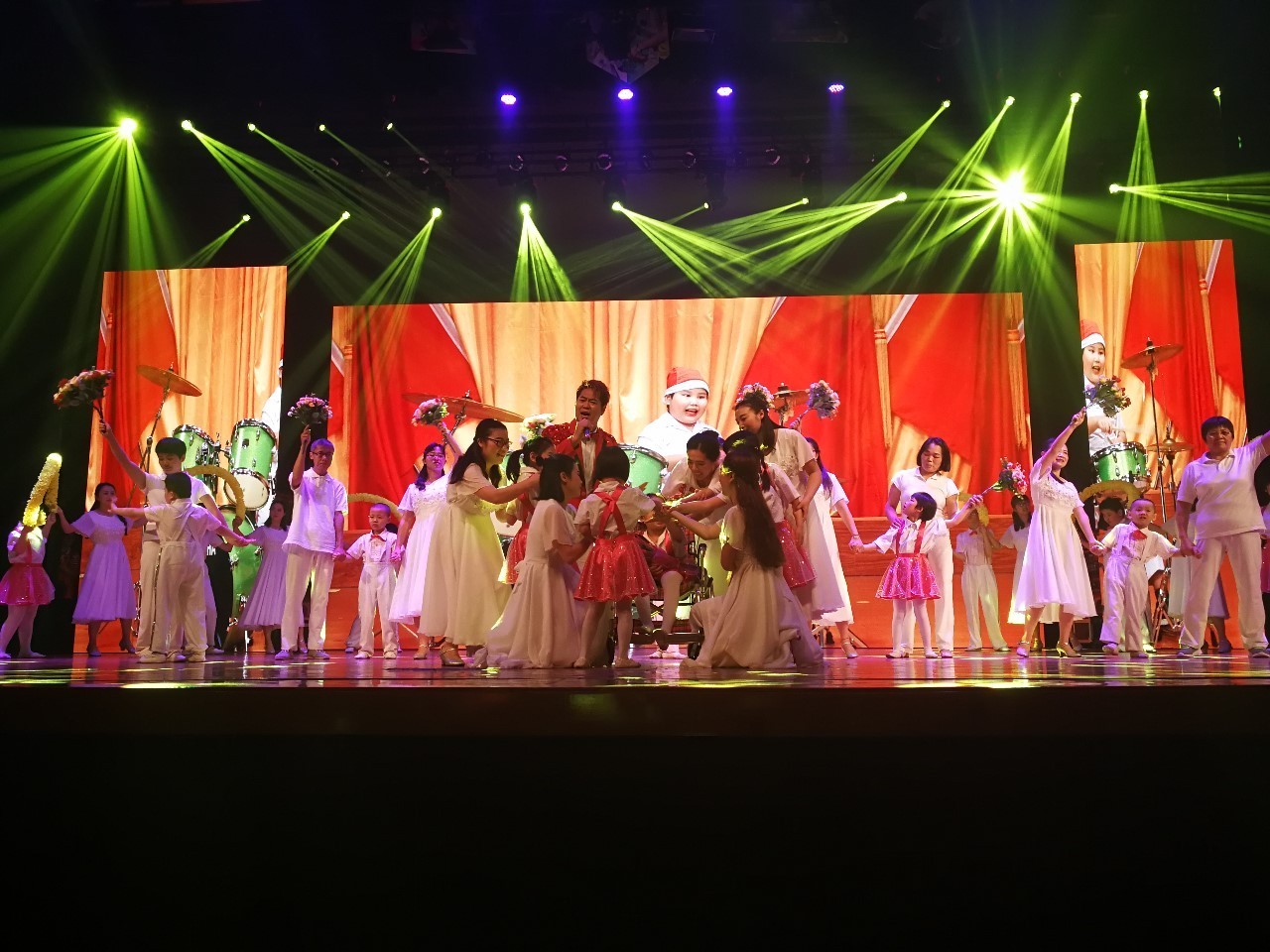 “龙岗区第二十七次全国助残日暨第十二届全区残疾人文艺汇演胜利落幕”，